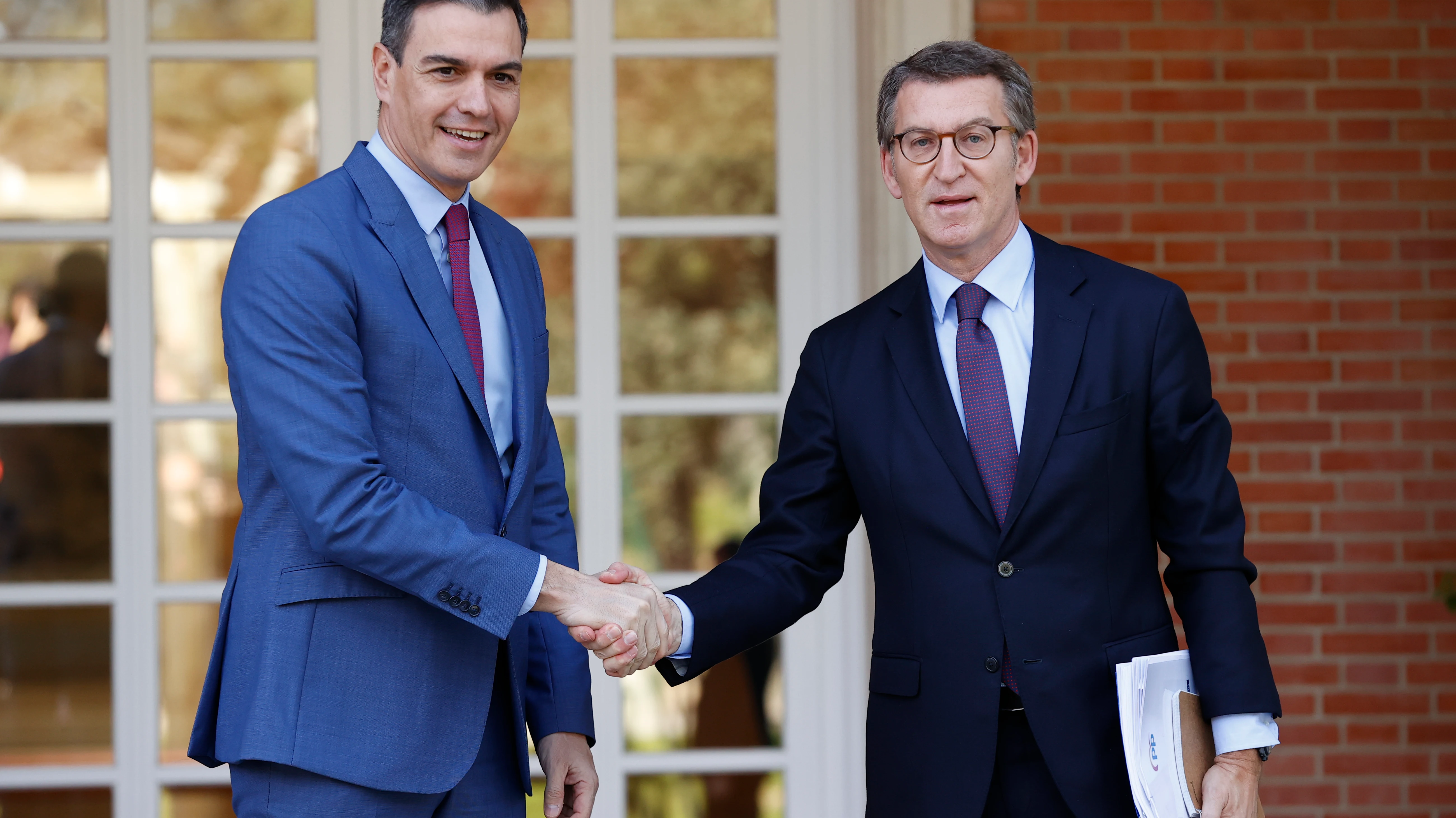 S&aacute;nchez recibiendo a Feij&oacute;o en La Moncloa