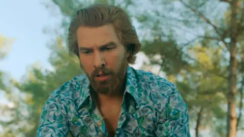 Fikret encuentra a Behice herida y la traslada al hospital Fikret encuentra a Behice herida y la traslada al hospital