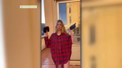 Las influencers rusas rompen sus bolsos de Chanel como protesta por el veto de la marca a Rusia