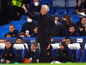 Ancelotti dirigiendo al Real Madrid durante el partido contra el Chelsea Ancelotti dirigiendo al Real Madrid durante el partido contra el Chelsea