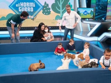 El experimento que emociona a Laura Pausini: bebés y cachorros se encuentran por primera vez