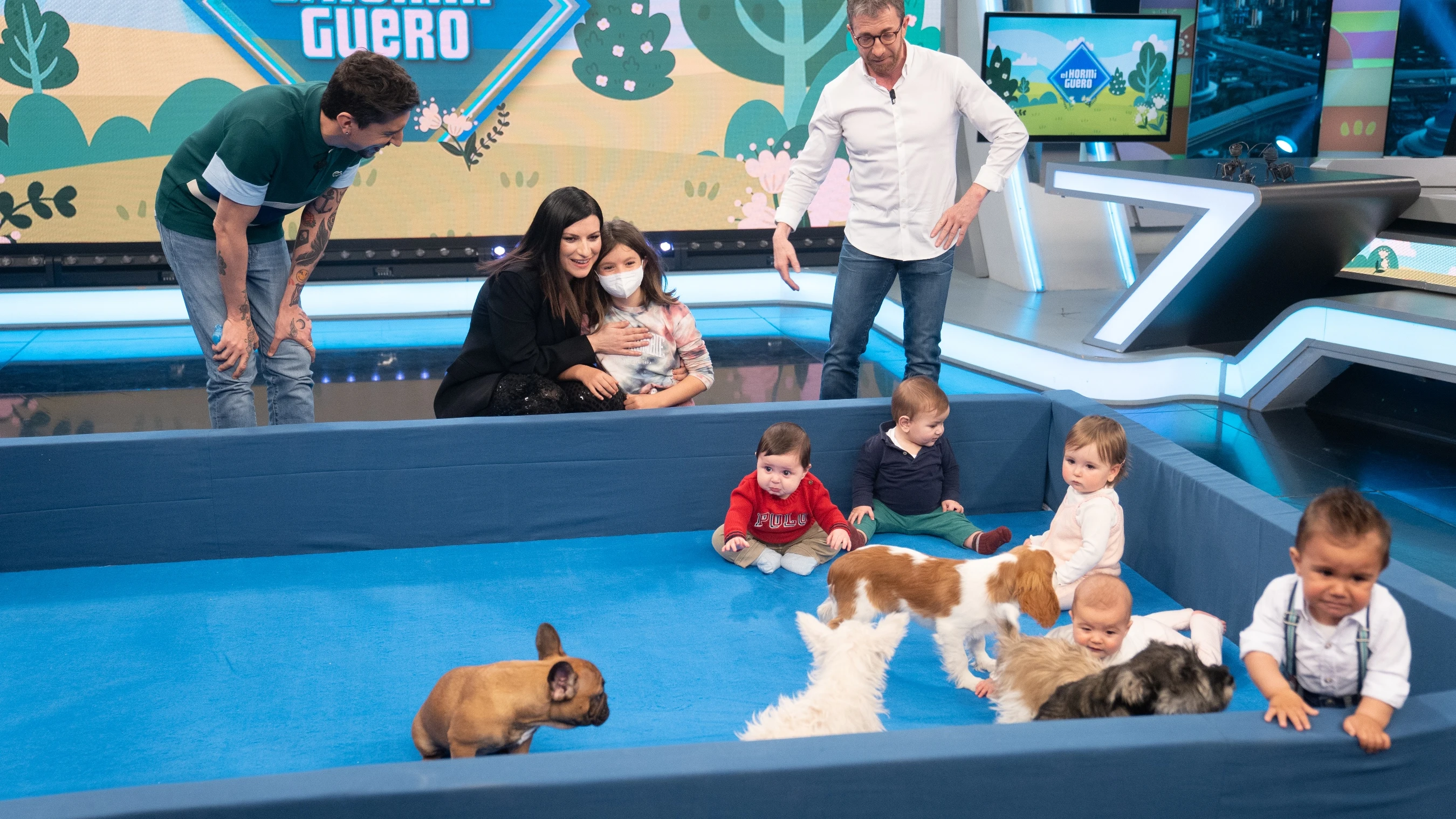El experimento que emociona a Laura Pausini: bebés y cachorros se encuentran por primera vez