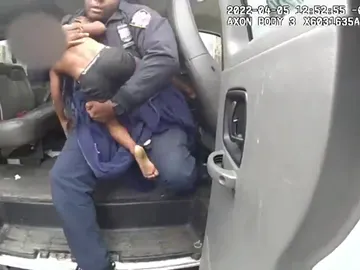 Un niño cae de un sexto piso en Nueva York y es rescatado por la Policía Un niño cae de un sexto piso en Nueva York y es rescatado por la Policía