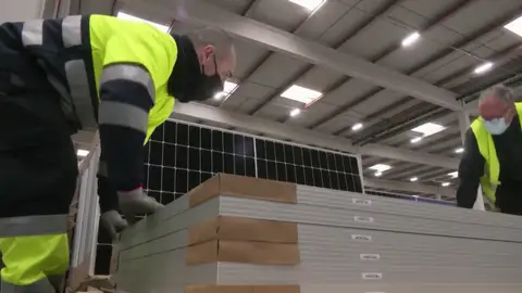 Ikea invertirá 100 millones de euros en España para la instalación de cinco plantas con placas solares Ikea invertirá 100 millones de euros en España para la instalación de cinco plantas con placas solares