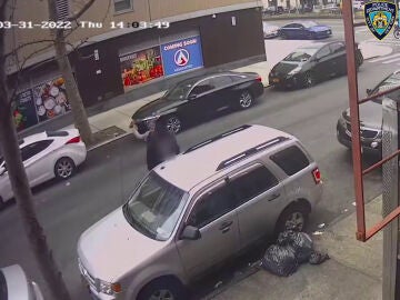 Las violentas imágenes de cómo un hombre ataca a otro con un ladrillo por la espalda en Nueva York