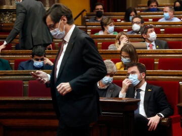 Salvador Illa y Pere Aragonès en el Parlament de Cataluña