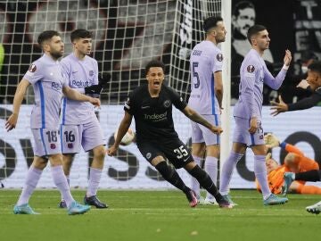 Knauff celebra su gol al Barça