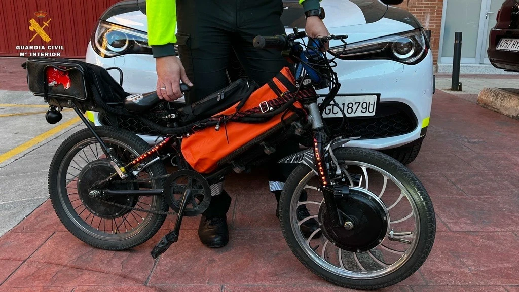 Imagen de la bici-moto eléctrica artesanal Imagen de la bici-moto eléctrica artesanal