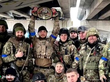 Yaroslav Amosov, rescata su cinturón de campeón de la MMA de las ruinas de su casa en Irpin