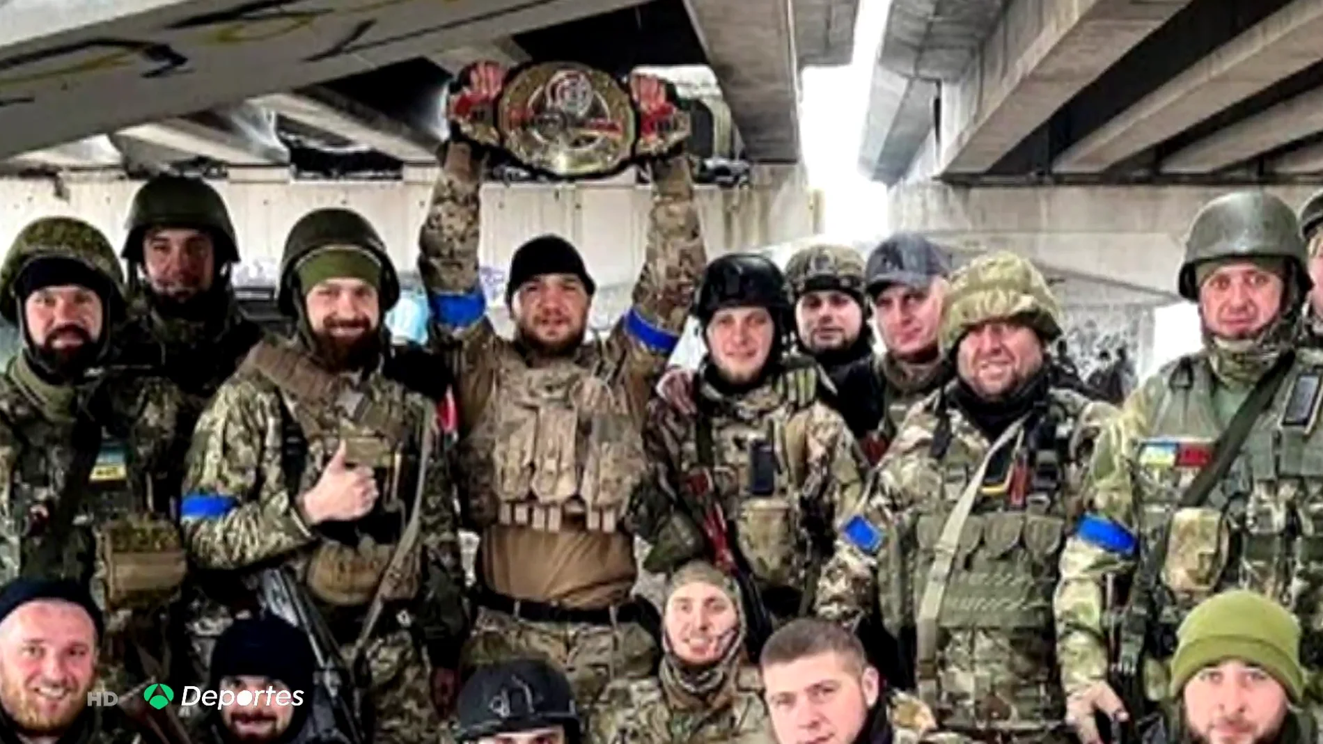 Yaroslav Amosov, rescata su cinturón de campeón de la MMA de las ruinas de su casa en Irpin