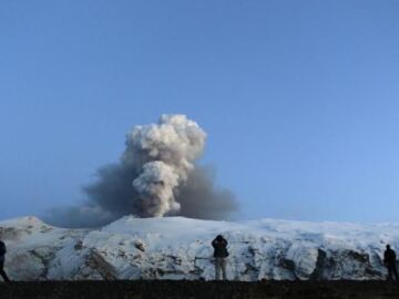 Efemérides de hoy 17 de abril de 2022: El 17 de Abril pero de 2010 las cenizas del volcán islandés Eyjafjallajökull llegan hasta España, provocando la interrupción del tráfico aéreo y el cierre del espacio aéreo sobre la mayor parte del norte de Europa.