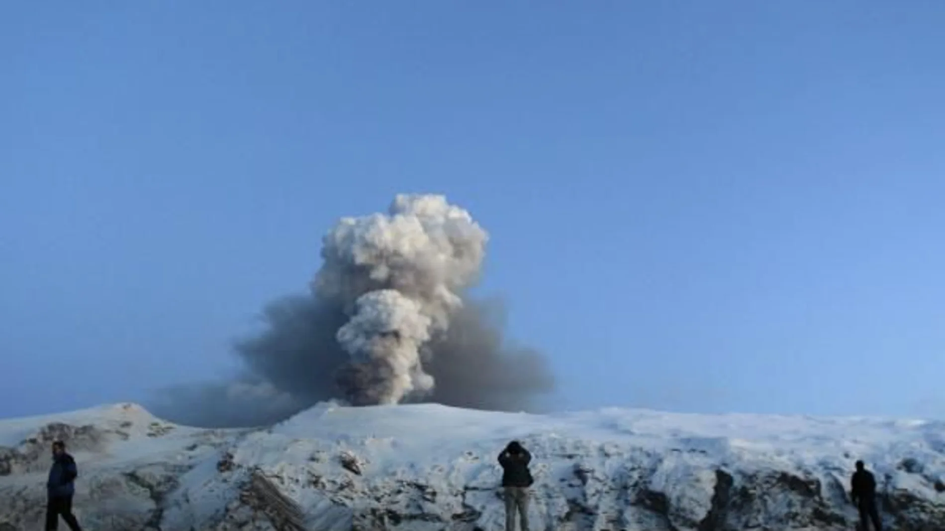 Efemérides de hoy 17 de abril de 2022: El 17 de Abril pero de 2010 las cenizas del volcán islandés Eyjafjallajökull llegan hasta España, provocando la interrupción del tráfico aéreo y el cierre del espacio aéreo sobre la mayor parte del norte de Europa.