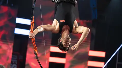 Juan Betancourt, colgado bocabajo, impresiona con el Tiro con Arco en ‘El Desafío’ Reto en el programa 5.