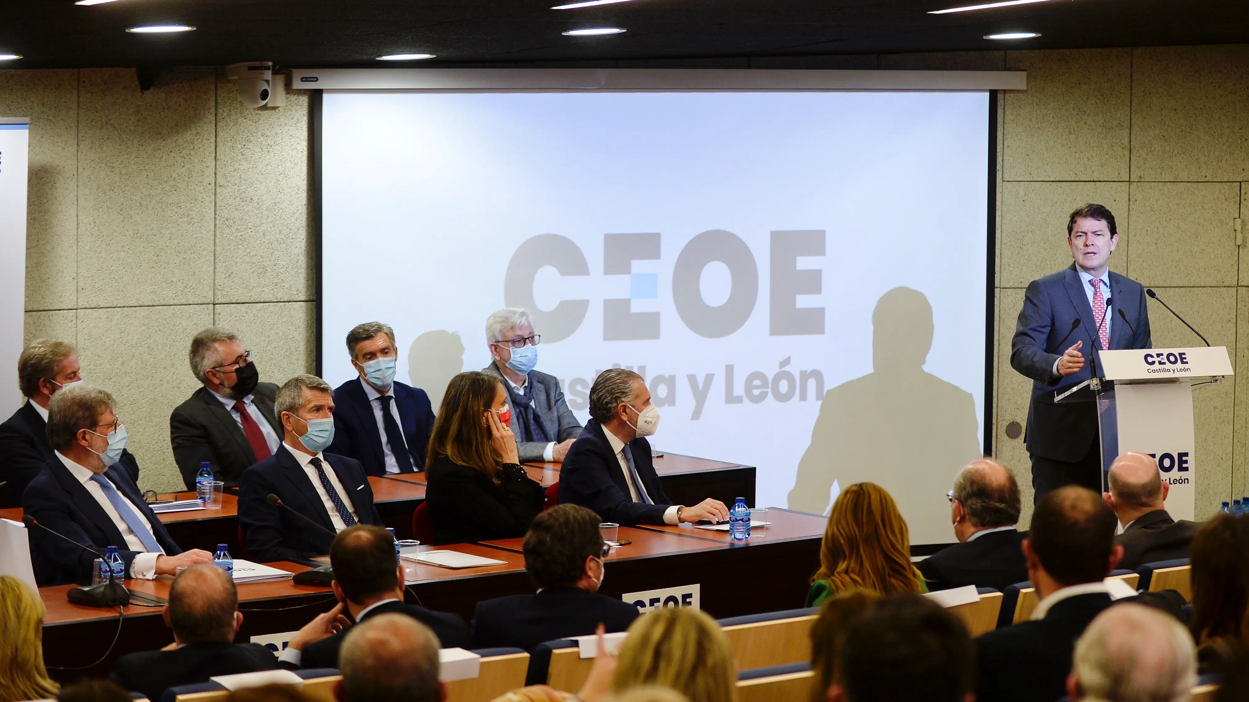 La CEOE propone a los sindicatos subir los salarios un 8% La CEOE propone a los sindicatos subir los salarios un 8%