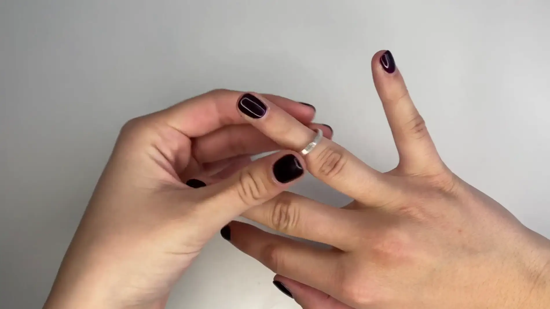 Rikki dispone de un medidor de dedo para saber la talla antes de comprar un  anillo