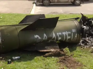 &quot;En nombre de los niños&quot;, el mensaje escrito en uno de los misiles rusos lanzados contra la estación de Kramatorsk