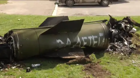 "En nombre de los niños", el mensaje escrito en uno de los misiles rusos lanzados contra la estación de Kramatorsk "En nombre de los niños", el mensaje escrito en uno de los misiles rusos lanzados contra la estación de Kramatorsk