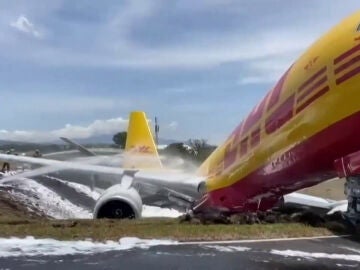 El vídeo de un avión partido en dos tras un aterrizaje de emergencia en Costa Rica