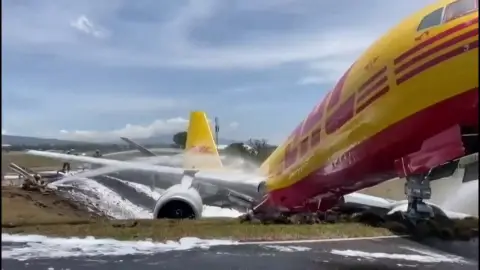 El vídeo de un avión partido en dos tras un aterrizaje de emergencia en Costa Rica El vídeo de un avión partido en dos tras un aterrizaje de emergencia en Costa Rica