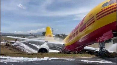 El vídeo de un avión partido en dos tras un aterrizaje de emergencia en Costa Rica