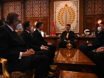 El presidente del Gobierno, Pedro Sánchez, y el rey de Marruecos, Mohamed VI