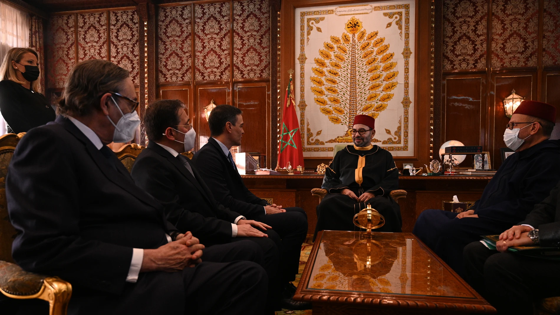 El presidente del Gobierno, Pedro Sánchez, y el rey de Marruecos, Mohamed VI