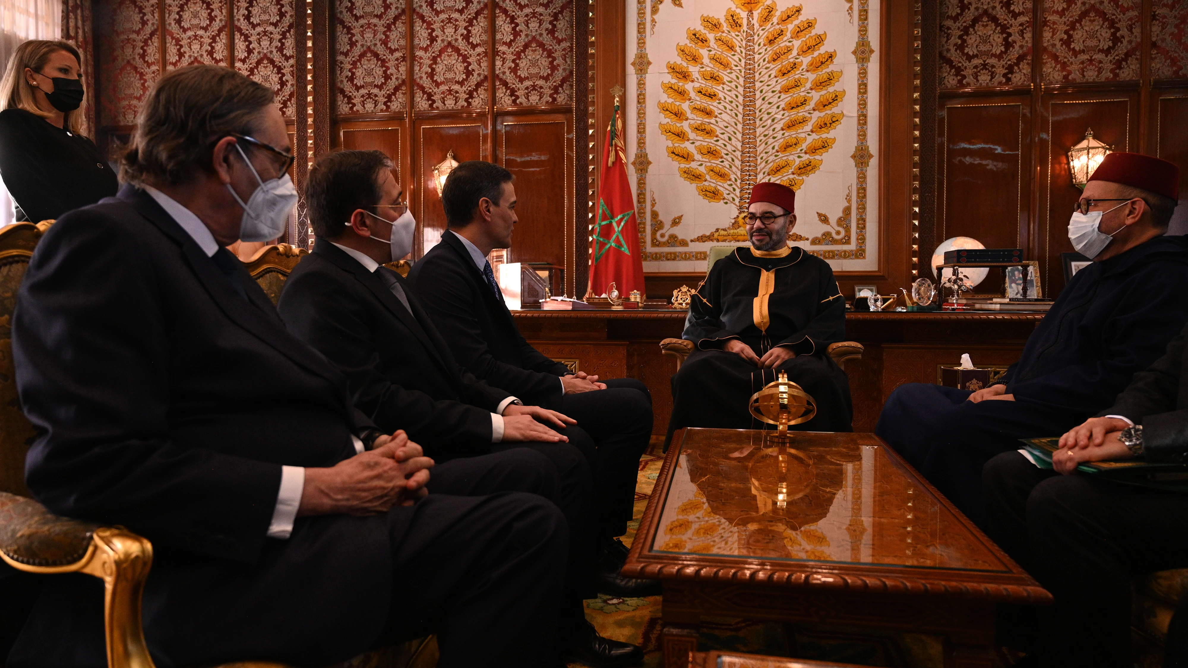 El presidente del Gobierno, Pedro S&aacute;nchez, y el rey de Marruecos, Mohamed VI