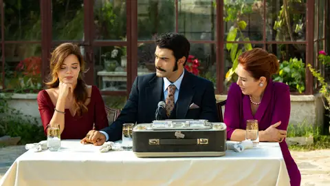 Demir, Sevda y Züleyha en el capítulo 74 de 'Tierra Amarga' Demir, Sevda y Züleyha en el capítulo 74 de 'Tierra Amarga'