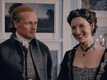 Sam Heughan y Caitriona Balfe como Jamie y Claire Fraser en la temporada 6 de 'Outlander' Sam Heughan y Caitriona Balfe como Jamie y Claire Fraser en la temporada 6 de 'Outlander'