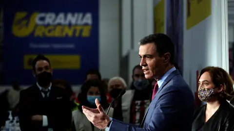 El presidente del Gobierno, Pedro Sánchez, en el centro de refugiados en Barcelona El presidente del Gobierno, Pedro Sánchez, en el centro de refugiados en Barcelona