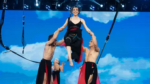 Raquel Sánchez Silva vuela en las Acrobacías extremas Programa 5 de 'El Desafío'