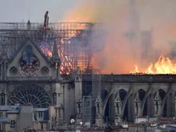 Efemérides de hoy 15 de abril de 2022: El 15 de abril de 2019, la catedral de Notre Dame de París sufre un grave incendio que provoca la caída de la aguja central y afecta gravemente a su tejado.