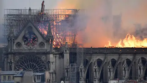 Efemérides de hoy 15 de abril de 2022: El 15 de abril de 2019, la catedral de Notre Dame de París sufre un grave incendio que provoca la caída de la aguja central y afecta gravemente a su tejado. Efemérides
