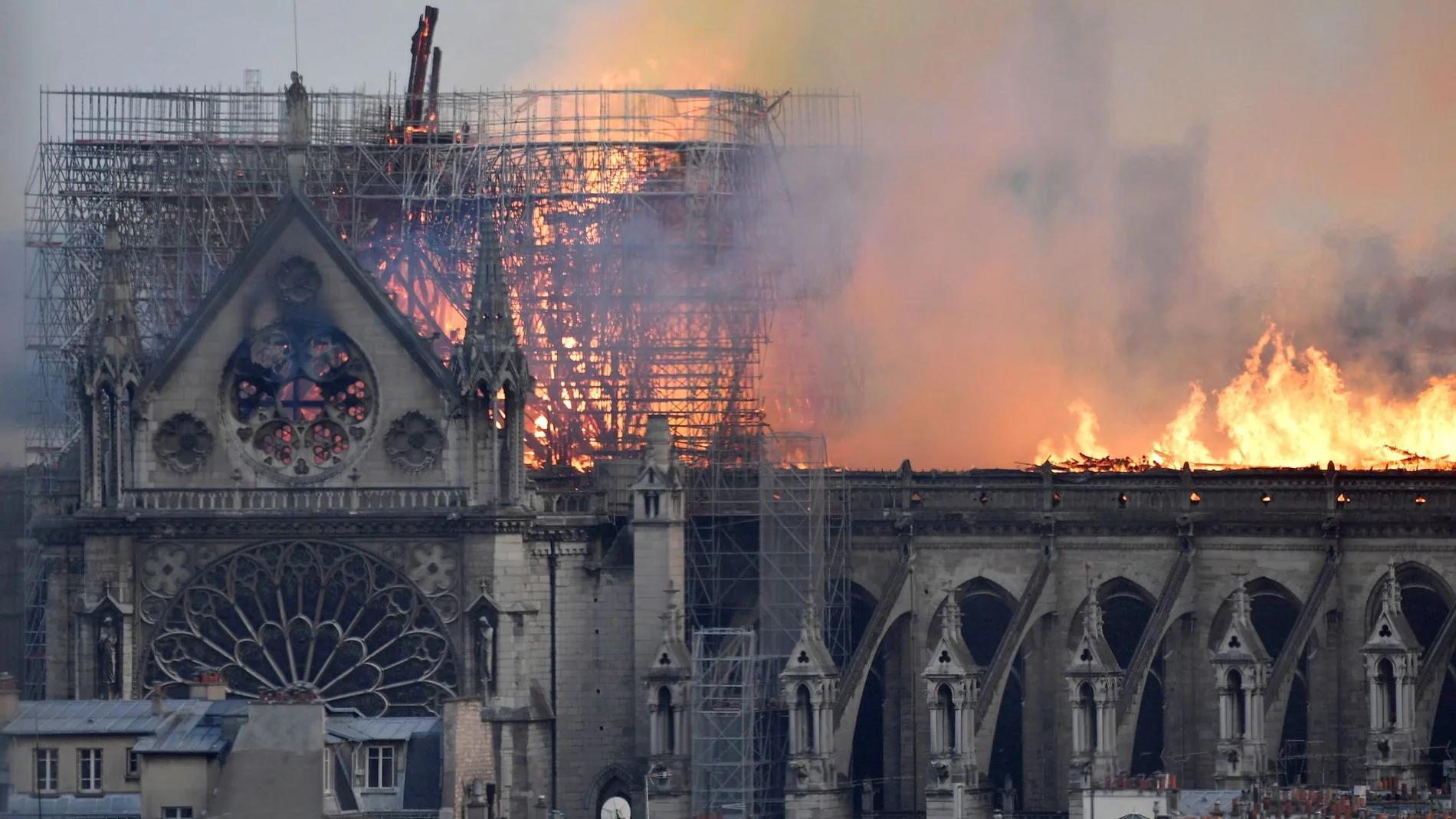 Efemérides de hoy 15 de abril de 2022: El 15 de abril de 2019, la catedral de Notre Dame de París sufre un grave incendio que provoca la caída de la aguja central y afecta gravemente a su tejado.