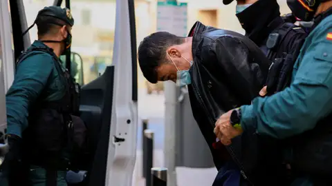 Procesados por sedición los 21 migrantes fugados del avión marroquí que aterrizó en Palma Procesados por sedición los 21 migrantes fugados del avión marroquí que aterrizó en Palma