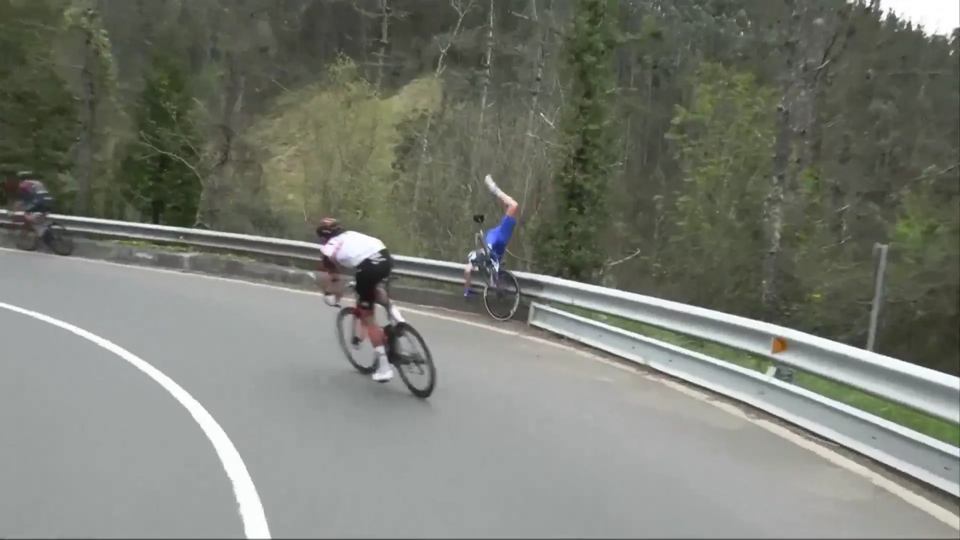 Espectacular ca&iacute;da de Lucas Hamilton en la Itzulia por encima del guardarra&iacute;l 
