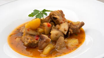 Receta de costillas con patatas y setas, de Arguiñano: "un guiso en un plis plas" Receta de costillas con patatas y setas, de Arguiñano: "un guiso en un plis plas"