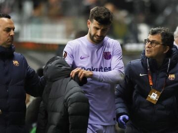 Piqué se fue lesionado ante el Eintracht