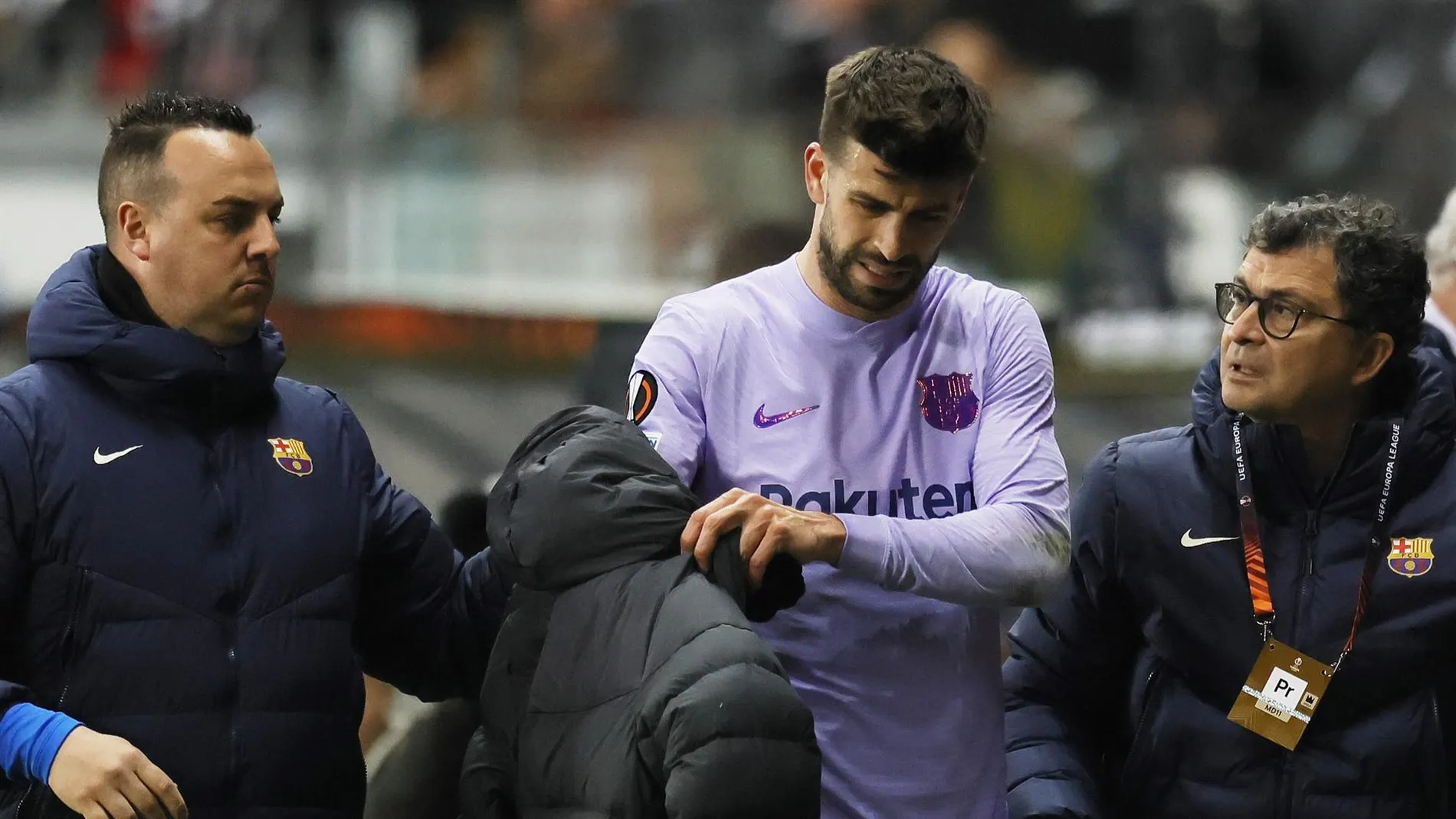 Piqué se fue lesionado ante el Eintracht Piqué se fue lesionado ante el Eintracht