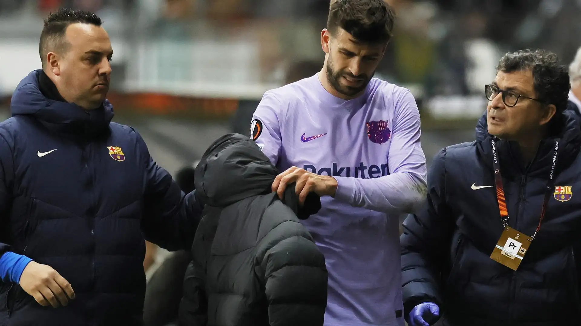 Piqué se fue lesionado ante el Eintracht Piqué se fue lesionado ante el Eintracht