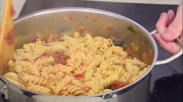 Añade la pasta al sofrito