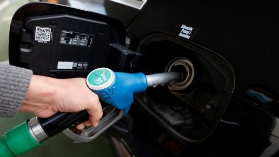 Un cliente echa gasolina