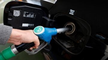 Un cliente echa gasolina