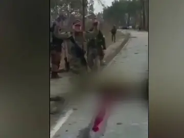 Las durísimas imágenes de soldados ucranianos ejecutando a un militar ruso que puede constatar un crimen de guerra