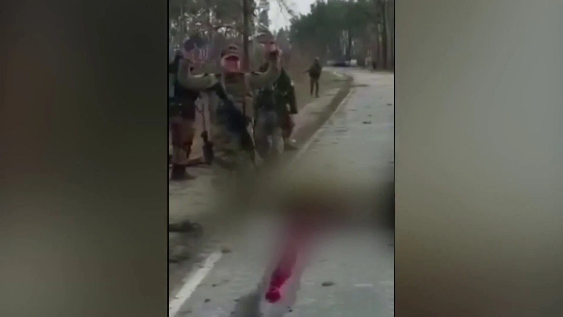 Las durísimas imágenes de soldados ucranianos ejecutando a un militar ruso que puede constatar un crimen de guerra