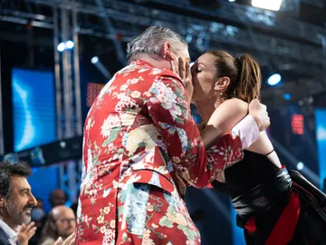 El espectacular beso de Raquel Sánchez Silva a Boris Izaguirre El espectacular beso de Raquel Sánchez Silva a Boris Izaguirre