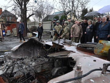 Von der Leyen y Borrell visitan Bucha y Kiev