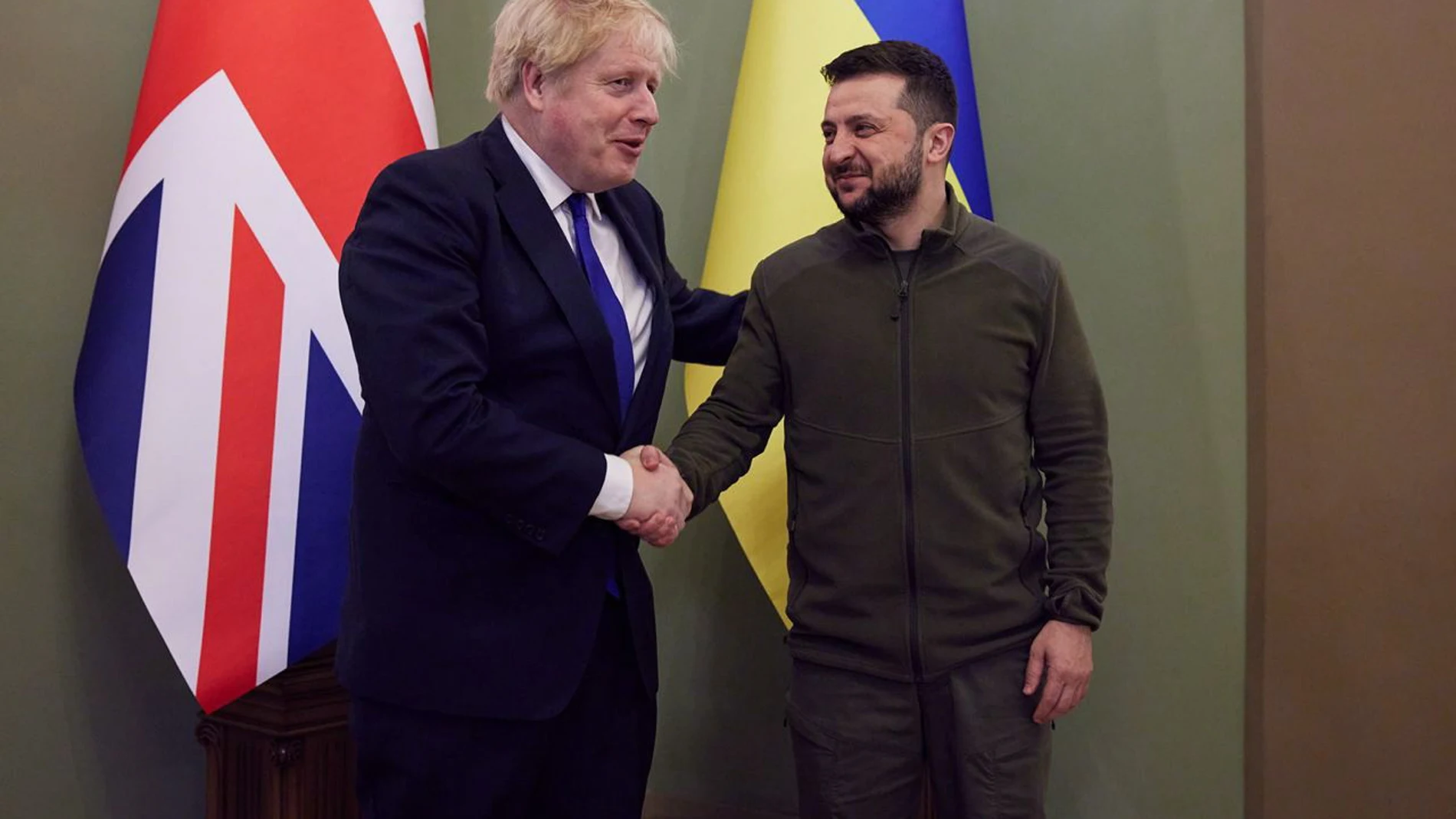 Boris Johnson y Volodímir Zelenski