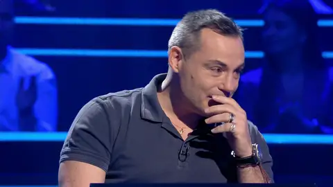 Ángel, emocionado, rinde un especial homenaje en ‘¿Quién quiere ser millonario?’: “Dedicada a Salva, el sastre” El concursante ha lanzado un guiño a alguien muy especial a quien ha dedicado su sexta pregunta.