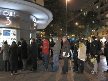 Varias personas hacen cola esta tarde en las taquillas de una conocida sala de cine de Madrid, en una imagen de archivo